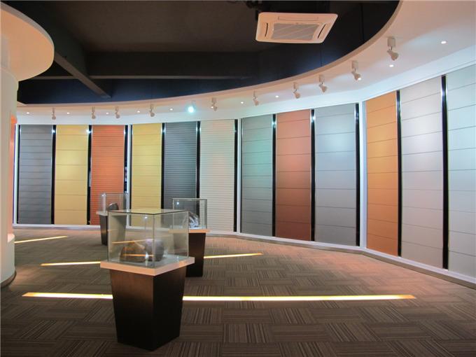 Архитектурноакустический терракотовый фасад обшивает панелями панели систем и установку багета легкую